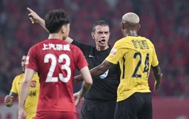 bsports必一- 西汉姆联遭遇VAR争议判罚，莫耶斯怒斥裁判组  